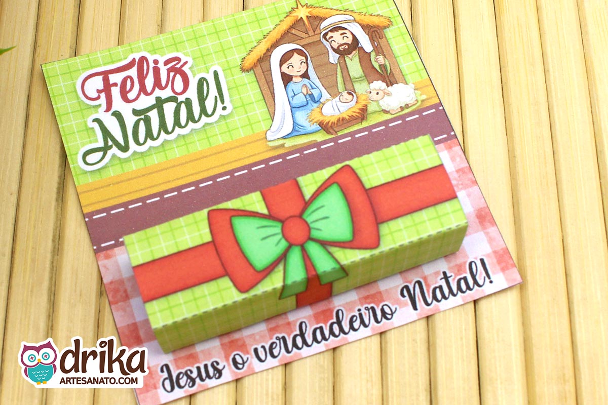 Detalhe do porta-bis de Natal com a Sagrada Família e embalagem do Bis com laço verde e vermelho.