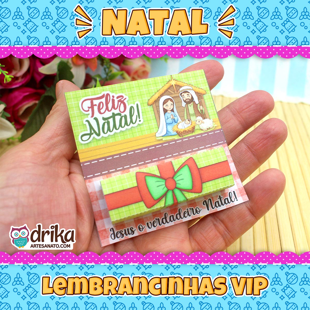 Porta-bis natalino com a Sagrada Família e laço, segurado na mão, com fundo festivo e texto "Lembrancinhas VIP".