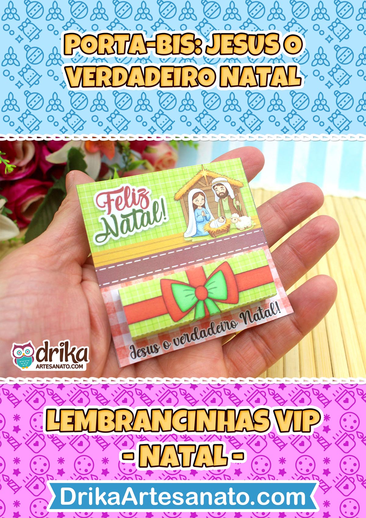 Mão segurando porta-bis natalino com a Sagrada Família e laço, com fundo festivo e texto "Lembrancinhas VIP".