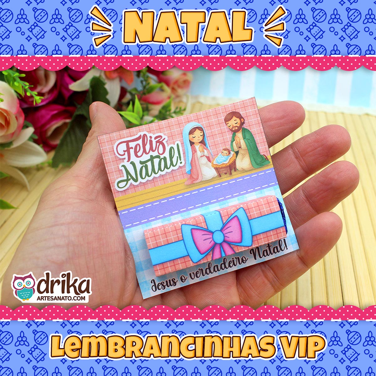 Porta-bis natalino com a Sagrada Família na mão, cercado por decoração festiva e selo "Lembrancinhas VIP"