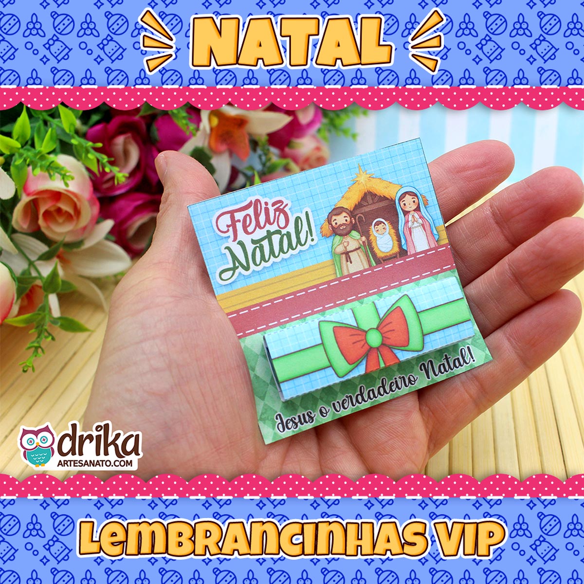 Mão segurando porta-bis natalino com a Sagrada Família, cercado por decoração festiva e texto "Lembrancinhas VIP".