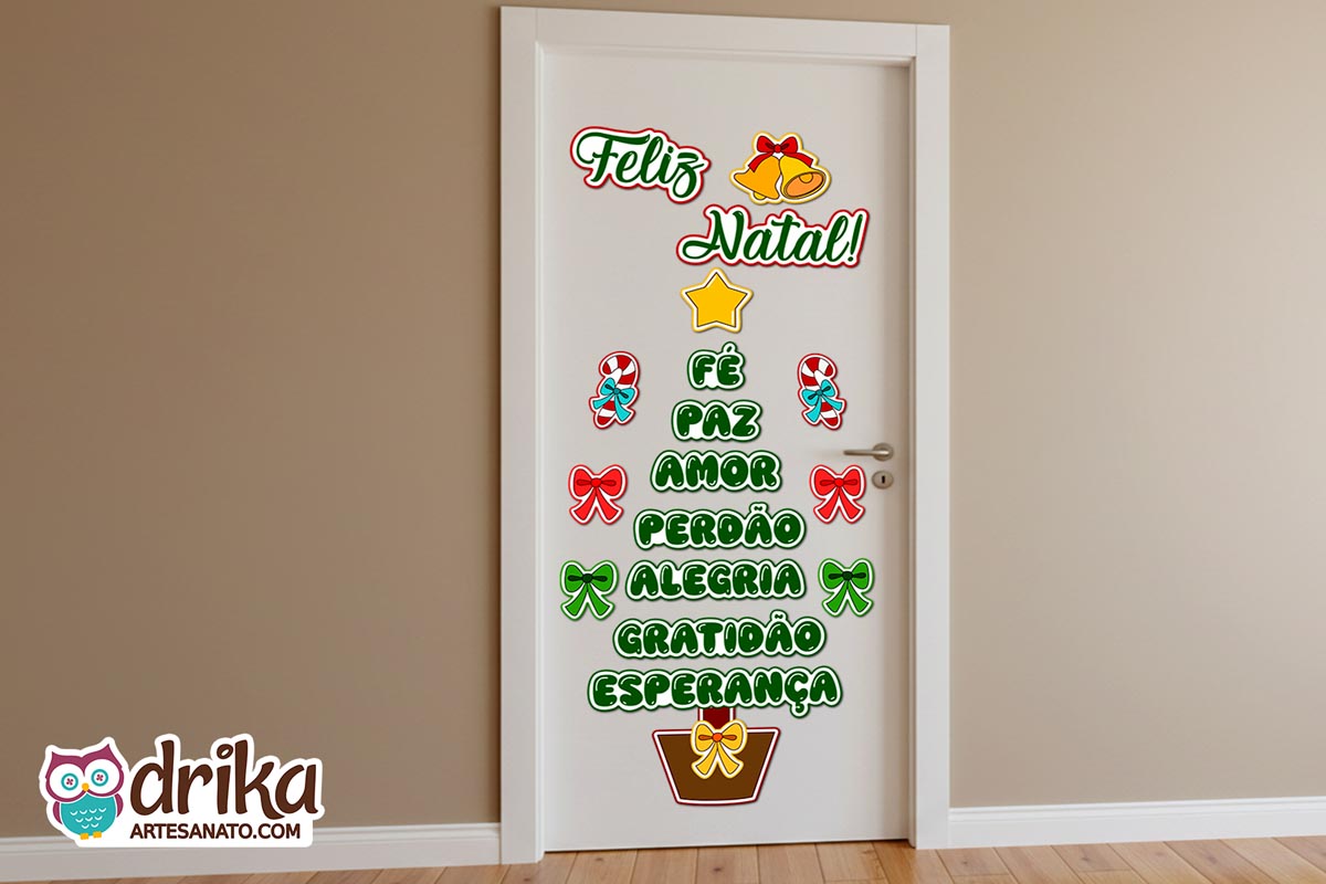 Painel de porta natalino em forma de árvore com sinos, estrela, doces e palavras como fé, paz, amor e esperança.