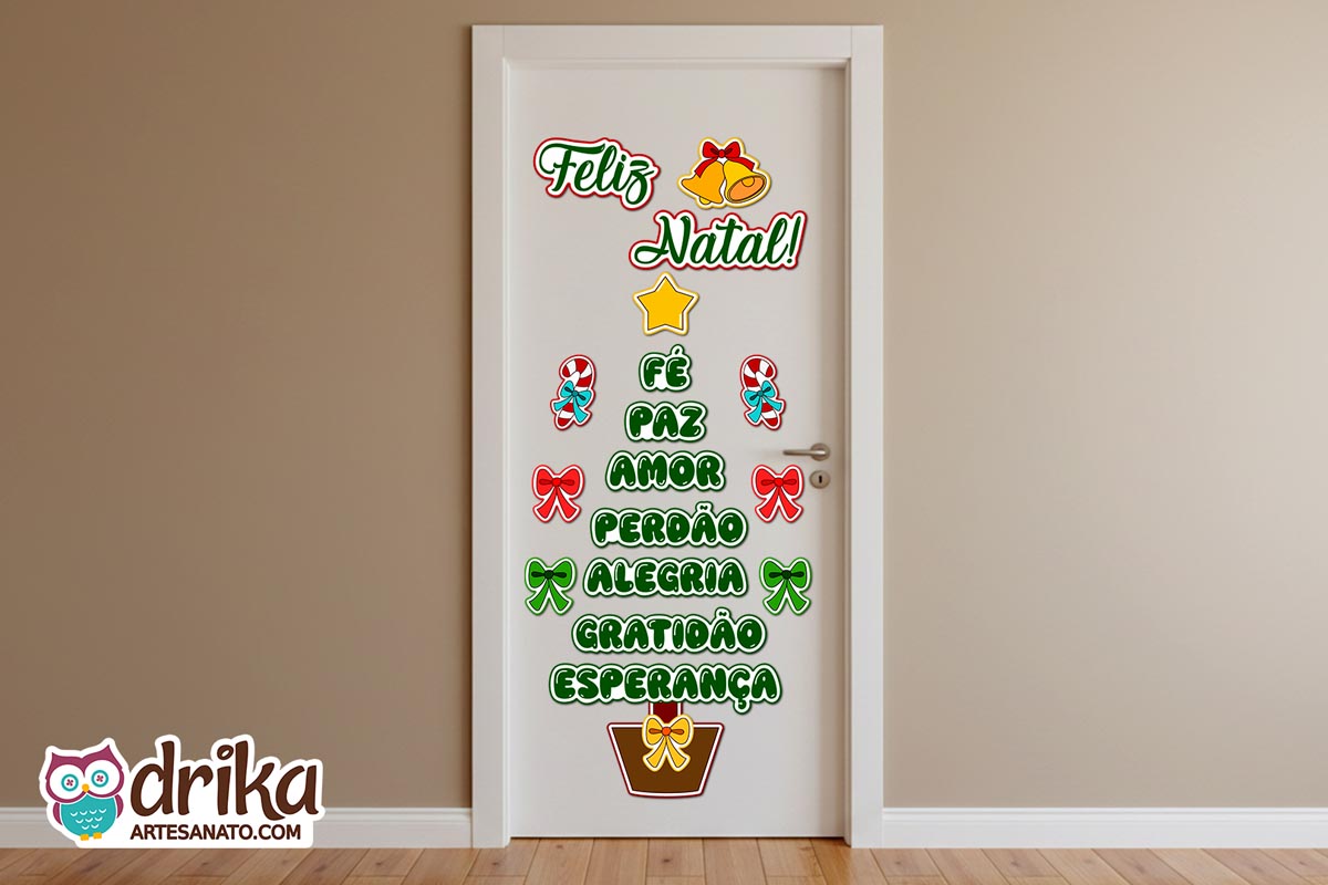 Porta decorada com painel de Natal em formato de árvore com palavras de fé, paz, amor e esperança.