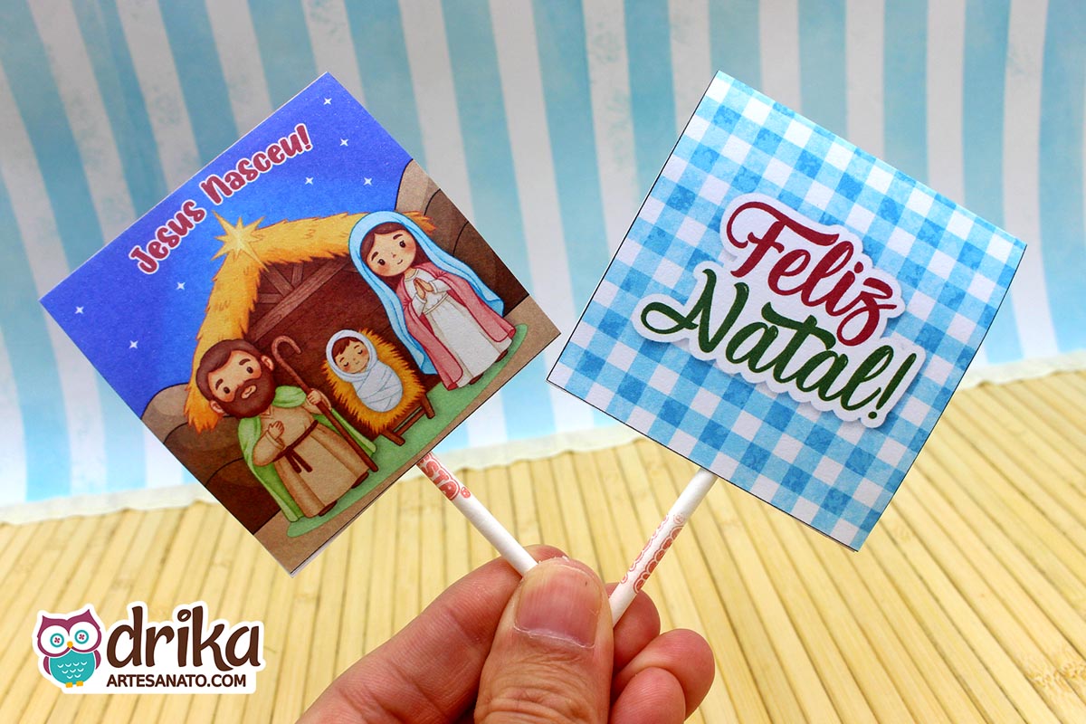 Capinhas de pirulito lado a lado: frente com Sagrada Família e verso xadrez com "Feliz Natal!"