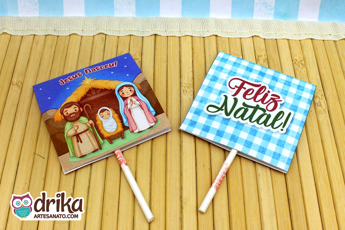 Duas capinhas de pirulito natalinas, frente e verso, em fundo de madeira clara