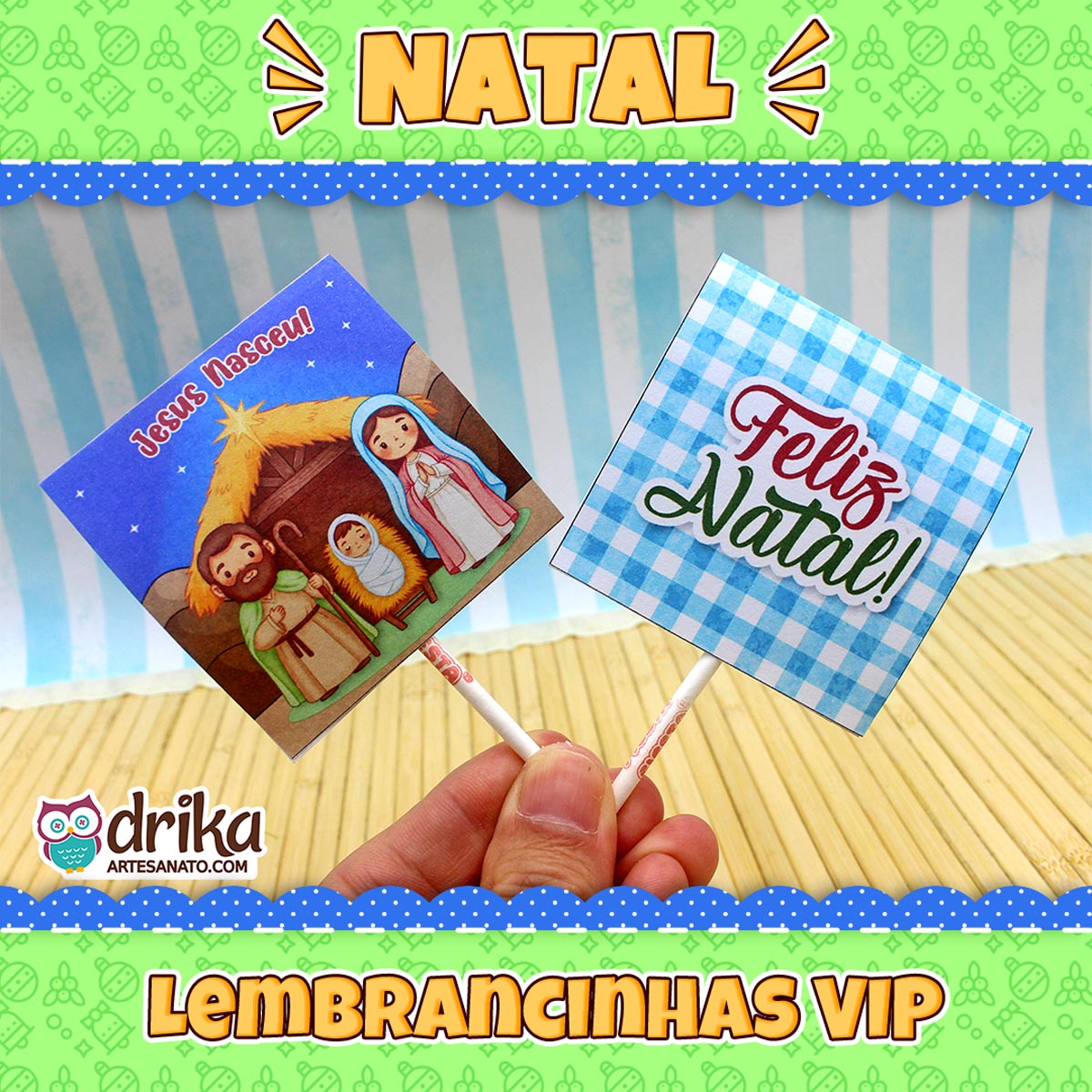 Mão segurando duas capinhas de pirulito quadradas: Sagrada Família e xadrez azul com "Feliz Natal", em fundo festivo de Natal.