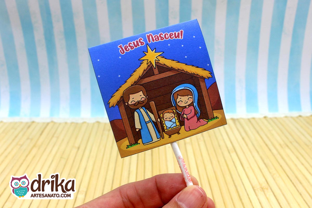 Capinha de pirulito com ilustração do presépio: Maria, José e Jesus na manjedoura sob céu estrelado.