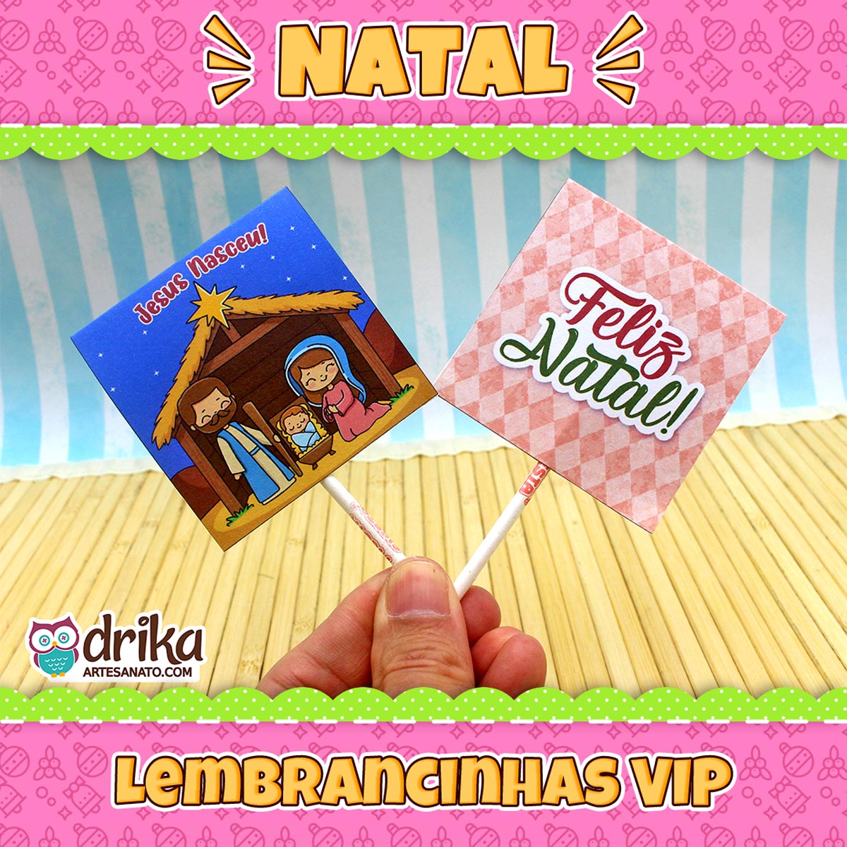 Mão segurando dois pirulitos com capinhas quadradas: presépio e "Feliz Natal", fundo listrado e banner "Lembrancinhas VIP"