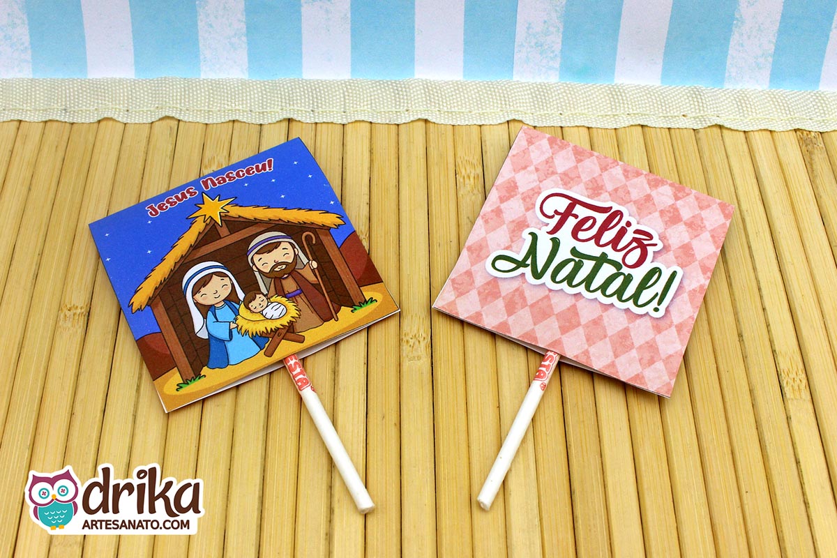 Duas capinhas de pirulito com a frente e o verso da arte "Jesus Nasceu" em close