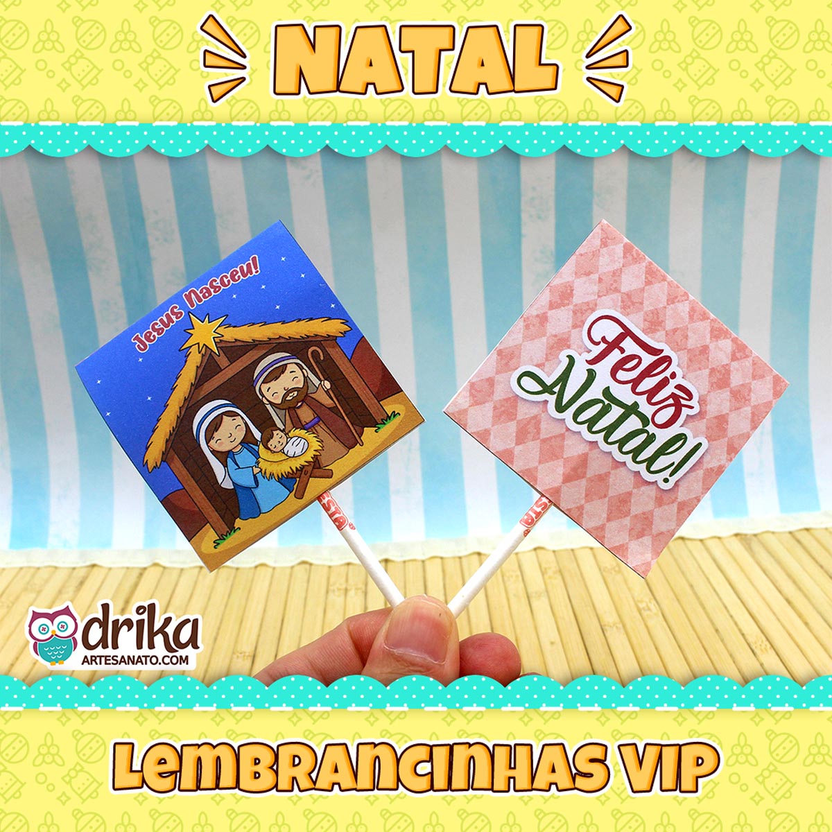 Mão segurando dois pirulitos com capa "Jesus Nasceu" e "Feliz Natal" em fundo listrado azul e faixa "Lembrancinhas VIP".