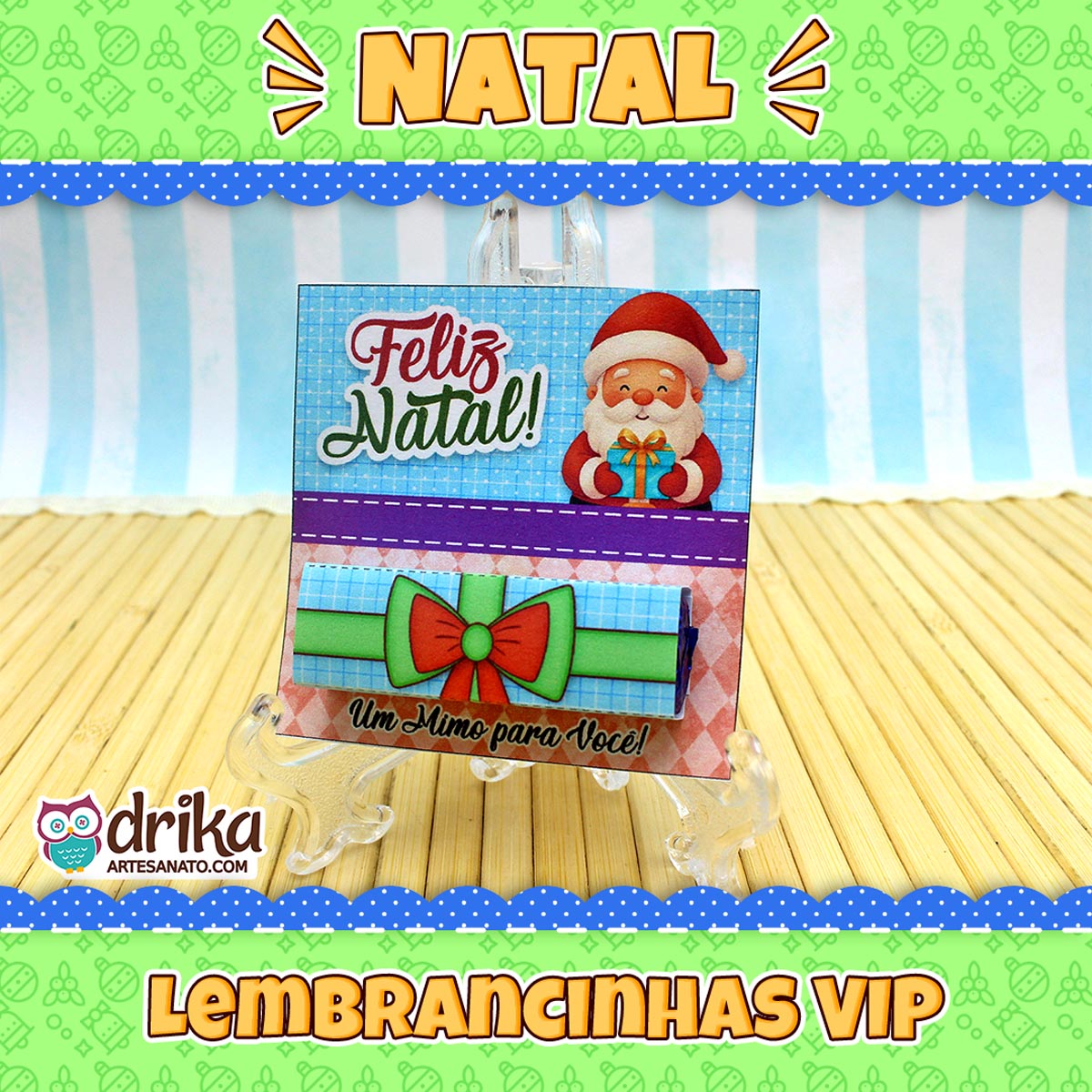 Cartão porta-bis de Papai Noel com gorro vermelho e presente, cinta azul com laço verde e vermelho, em suporte transparente