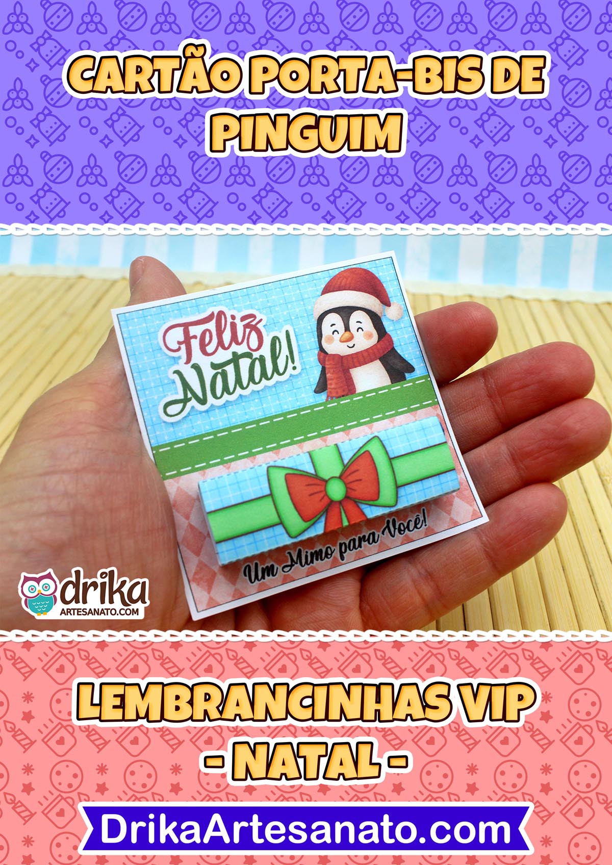Mão segurando um cartão porta-bis de pinguim natalino com gorro, cachecol e laço vermelho e verde