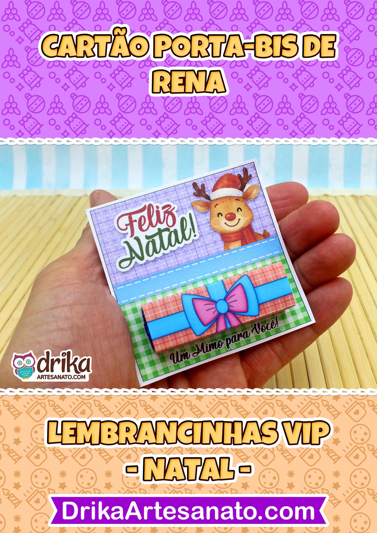 Mão segurando cartão porta-bis de rena com gorro de Papai Noel, com banners de título e site DrikaArtesanato.com