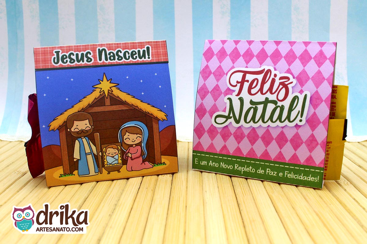 Porta-bombom "Jesus Nasceu" (frente) e "Feliz Natal" (verso) lado a lado, mostrando design completo e bombom dentro.