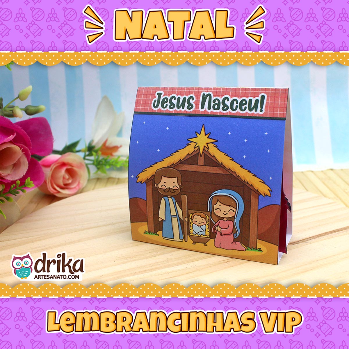 Porta-bombom "Jesus Nasceu!" montado, com a Sagrada Família, flores rosas ao lado e a frase "Lembrancinhas VIP" em destaque.