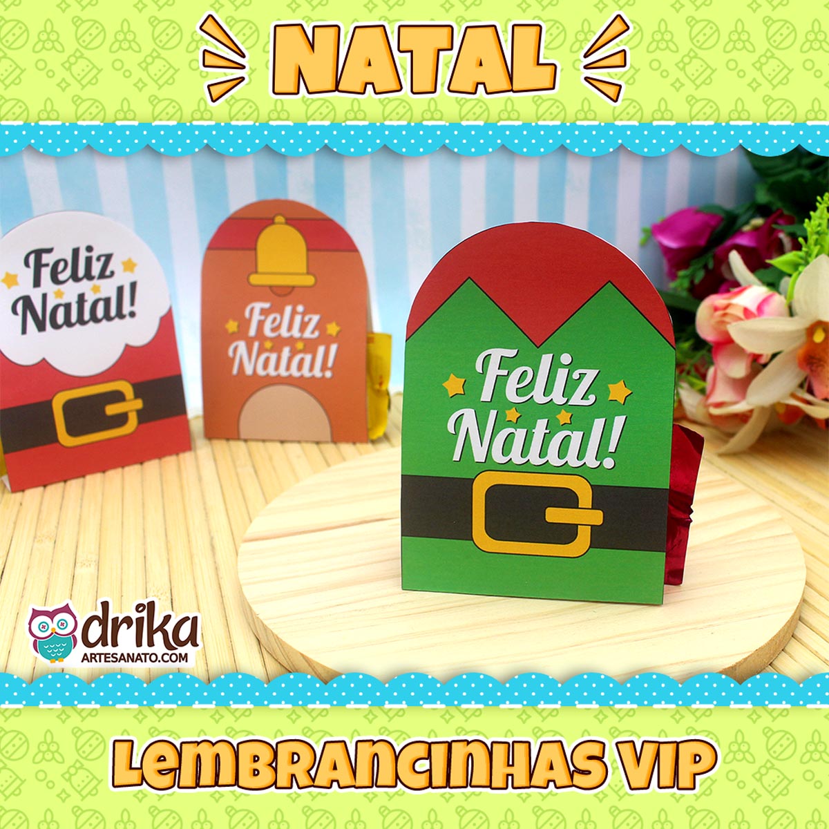 Três porta-bombons de Natal de papel com temas de elfo, Papai Noel e rena, em uma base de madeira, com texto "NATAL" e "LEMBRANCINHAS VIP"