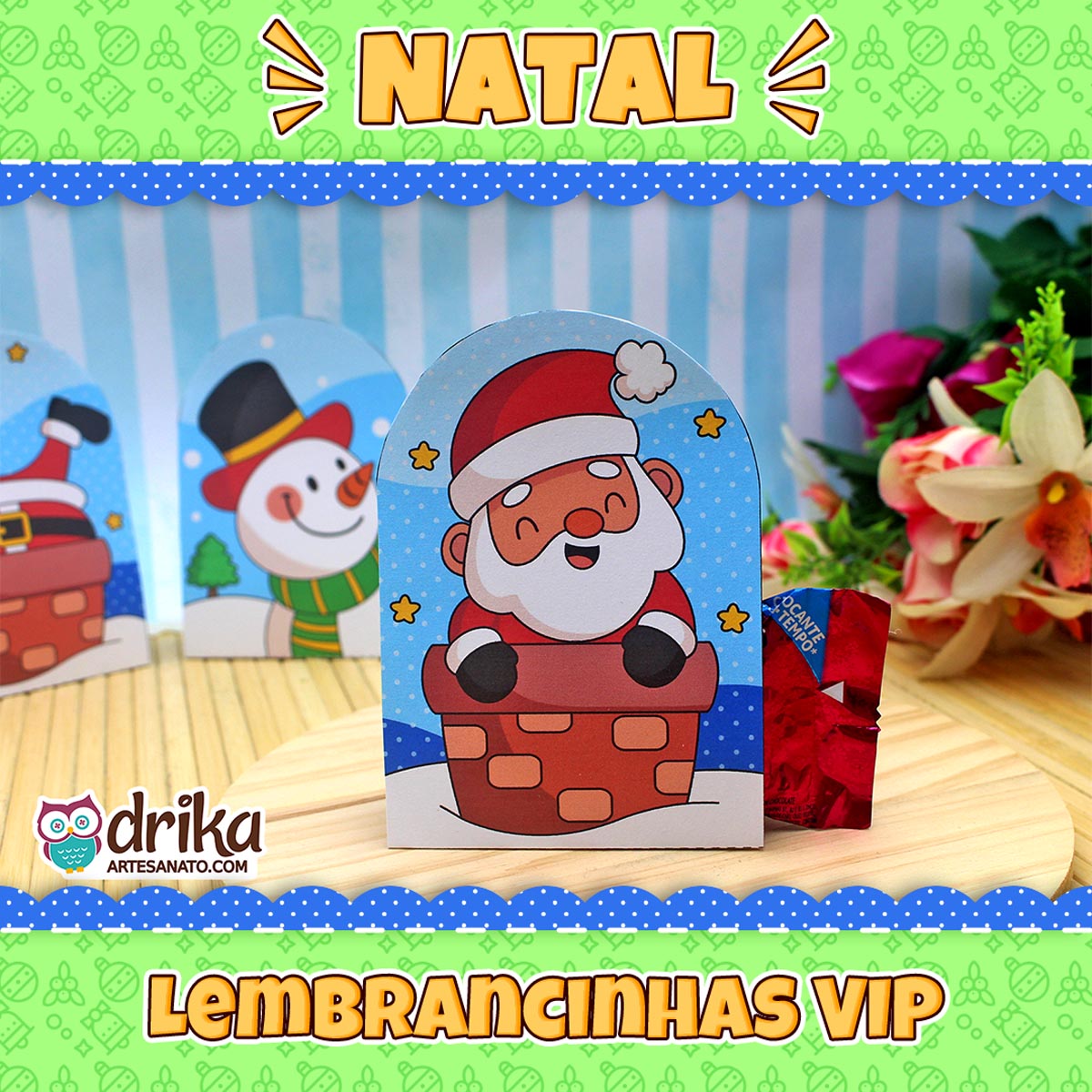 Porta-bombom de Papai Noel na chaminé com bombom vermelho, em base de madeira, com banners "NATAL" e "Lembrancinhas VIP"