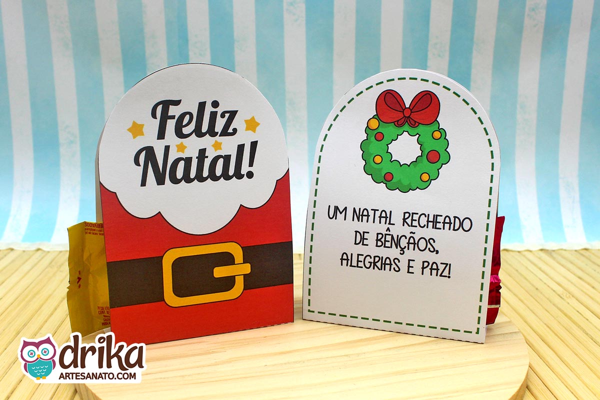 Dois porta-bombons de papel: um com roupa de Papai Noel e outro com guirlanda e mensagem de Natal