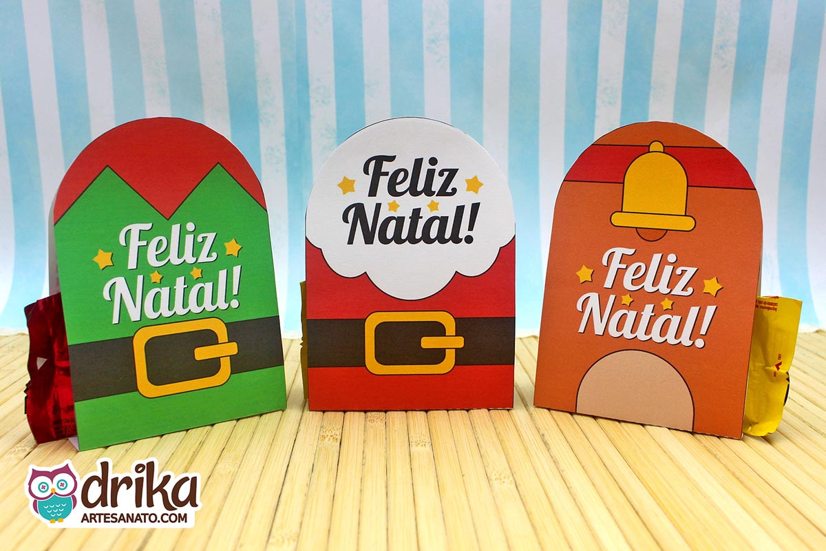 Três porta-bombons de Natal: elfo verde, Papai Noel vermelho e sino marrom, com bombons