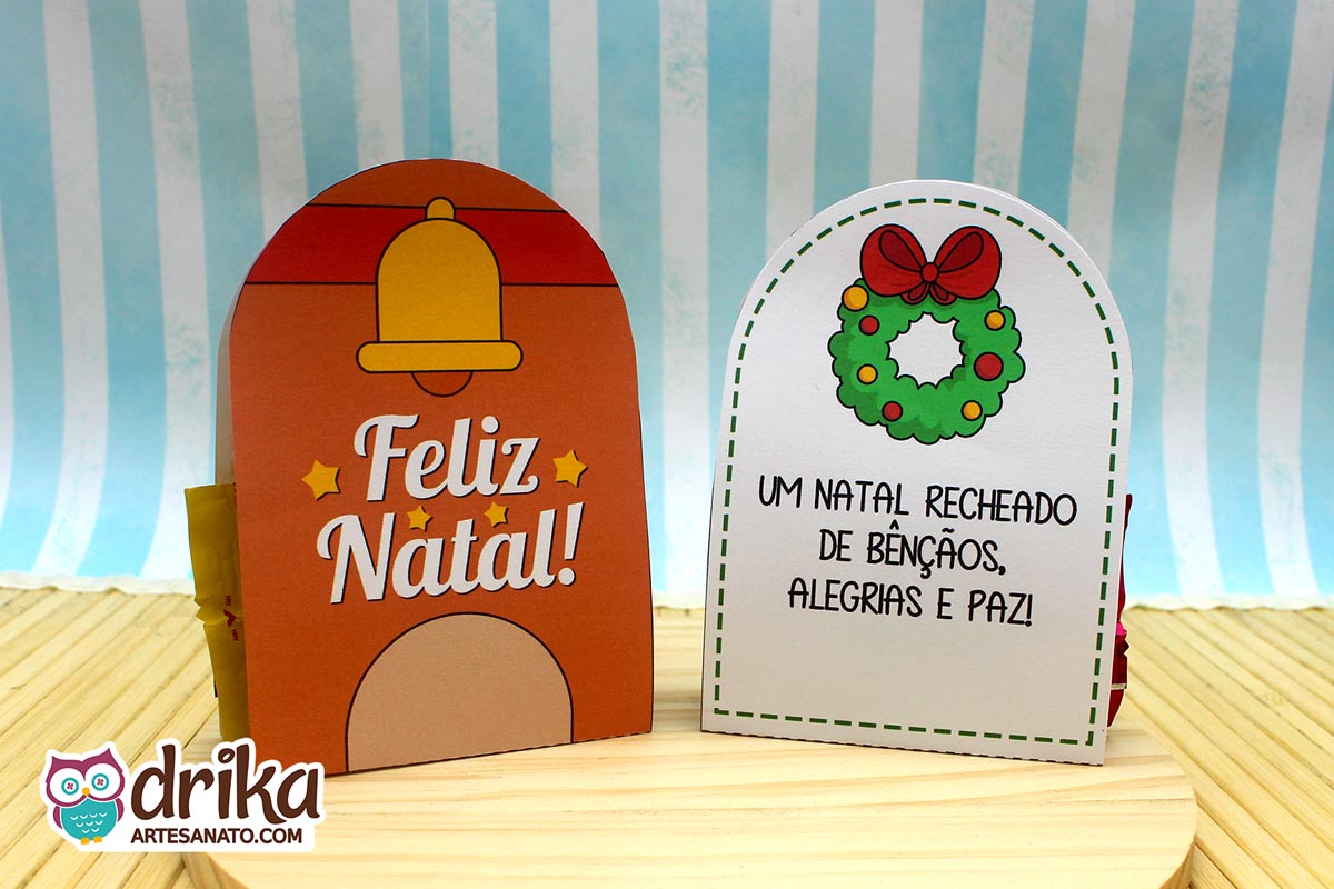 Dois porta-bombons de rena em uma base de madeira, mostrando a frente com "Feliz Natal!" e o verso com guirlanda e mensagem