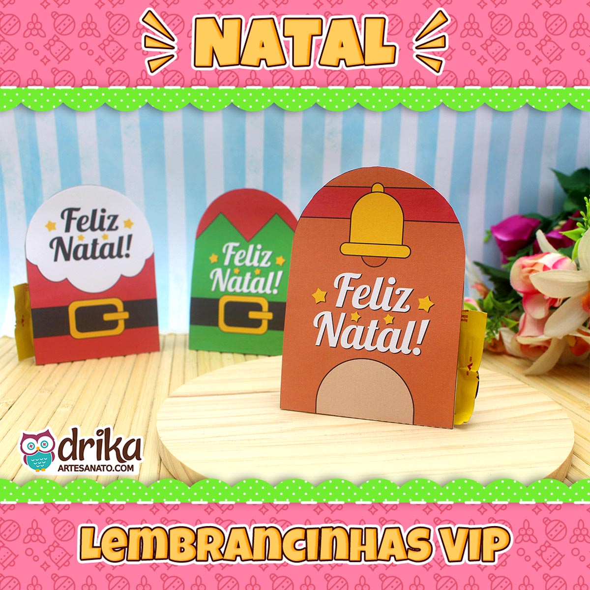 Três porta-bombons de Natal (elfo, Papai Noel, rena) em uma base de madeira, com moldura decorativa "NATAL LEMBRANCINHAS VIP"