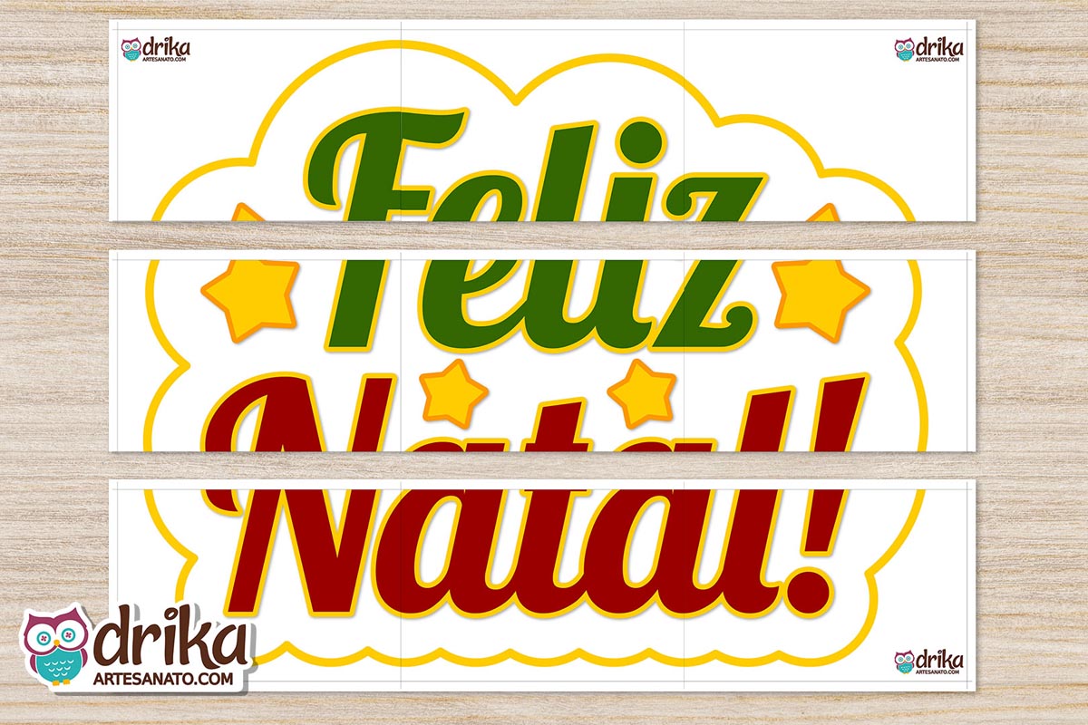 Três tiras de papel com as linhas do painel "Feliz Natal!" em verde e vermelho, estrelas amarelas e moldura de nuvem, prontas para colar
