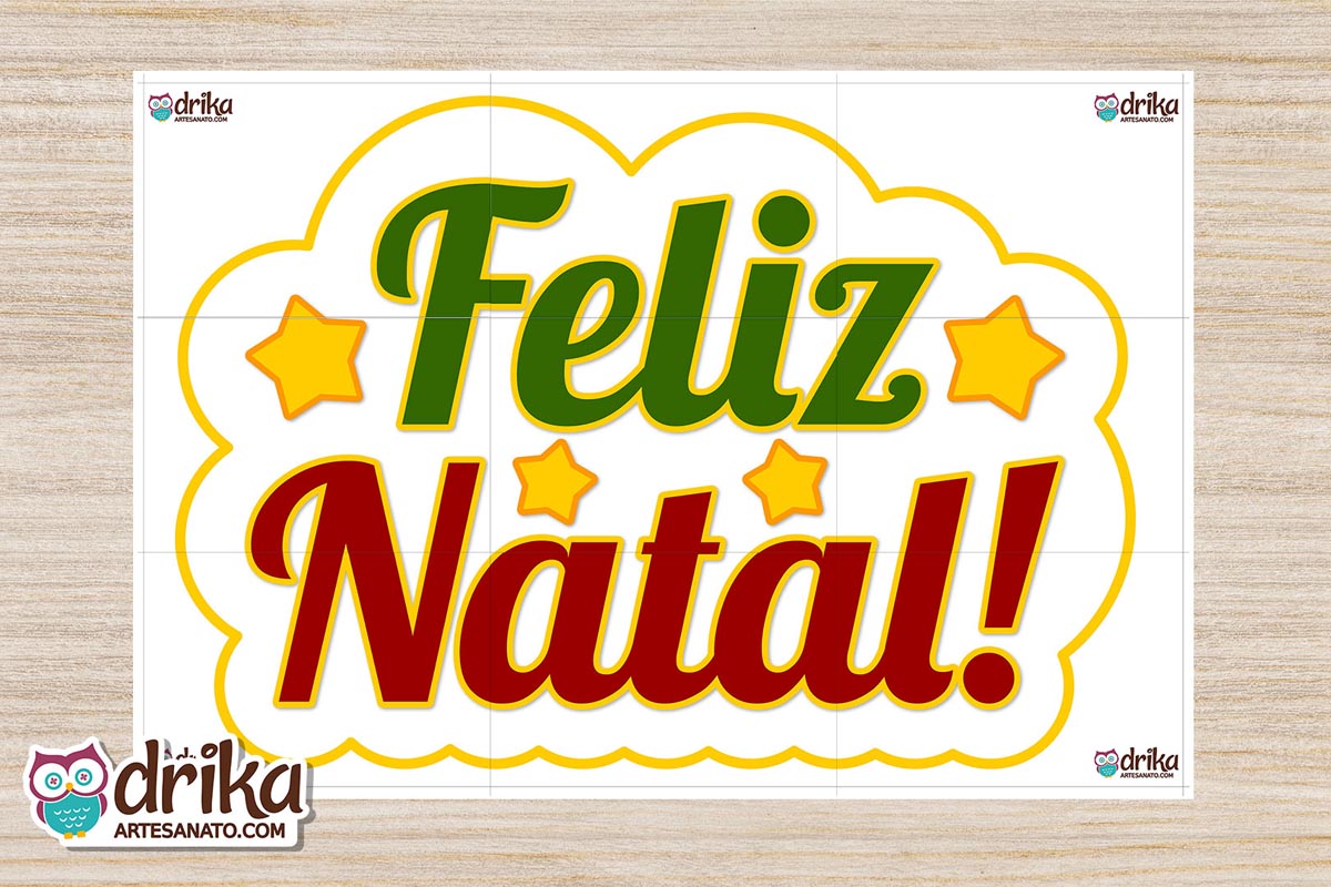 Painel "Feliz Natal!" completo com letras verdes e vermelhas, estrelas amarelas e moldura de nuvem dourada, sobre madeira clara