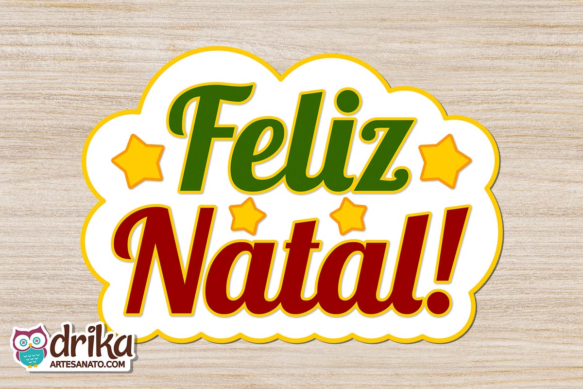 Painel "Feliz Natal!" recortado no formato de nuvem com letras verdes e vermelhas, estrelas amarelas, sobre madeira clara