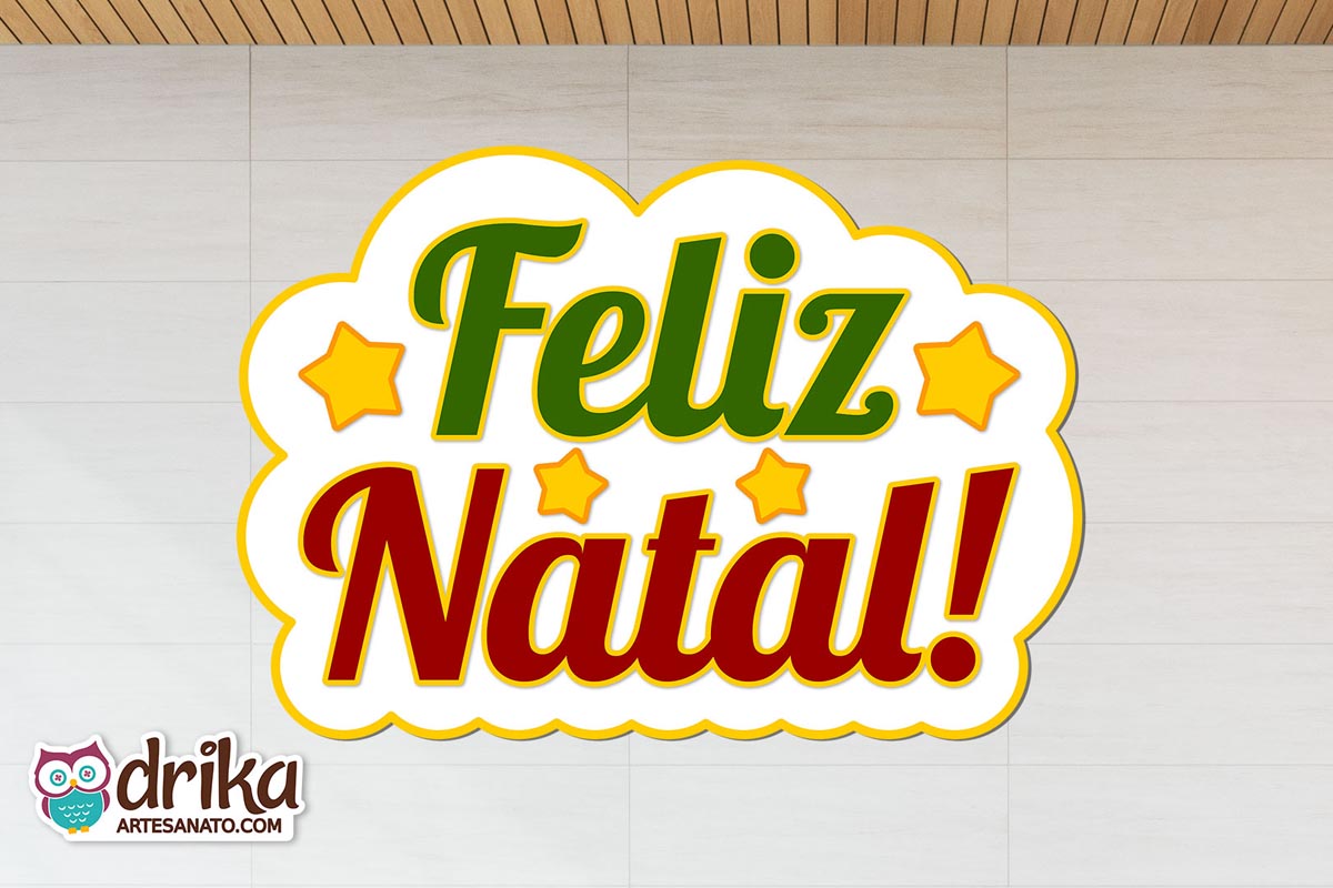 Painel "Feliz Natal!" com letras verdes e vermelhas, estrelas amarelas e moldura de nuvem dourada, colado em parede de azulejos claros