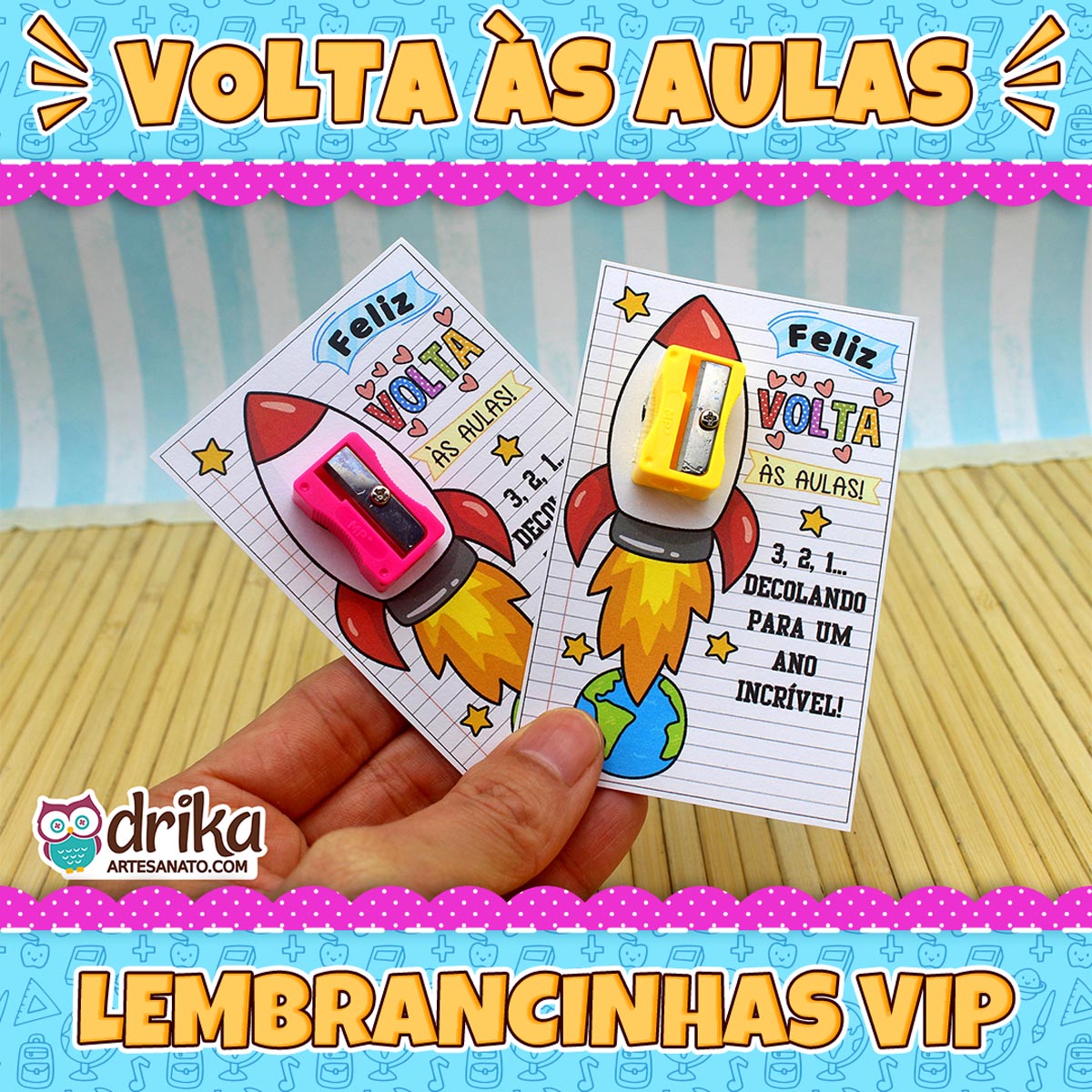 Mão segurando dois cartões porta-apontador de foguete, um com apontador rosa e outro amarelo, com a frase 'Decolando para um ano incrível'