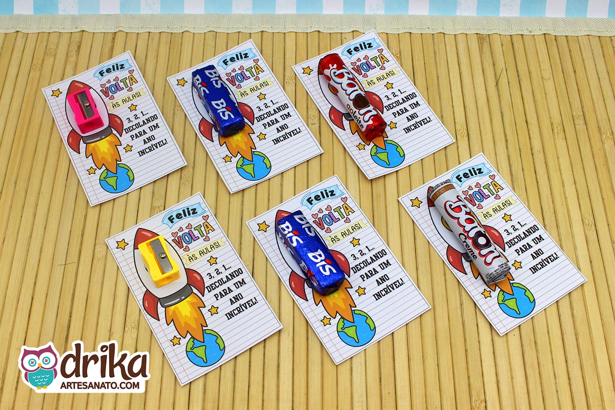 Seis cartões de foguete com diferentes mimos: apontadores rosa, chocolates Bis e Baton