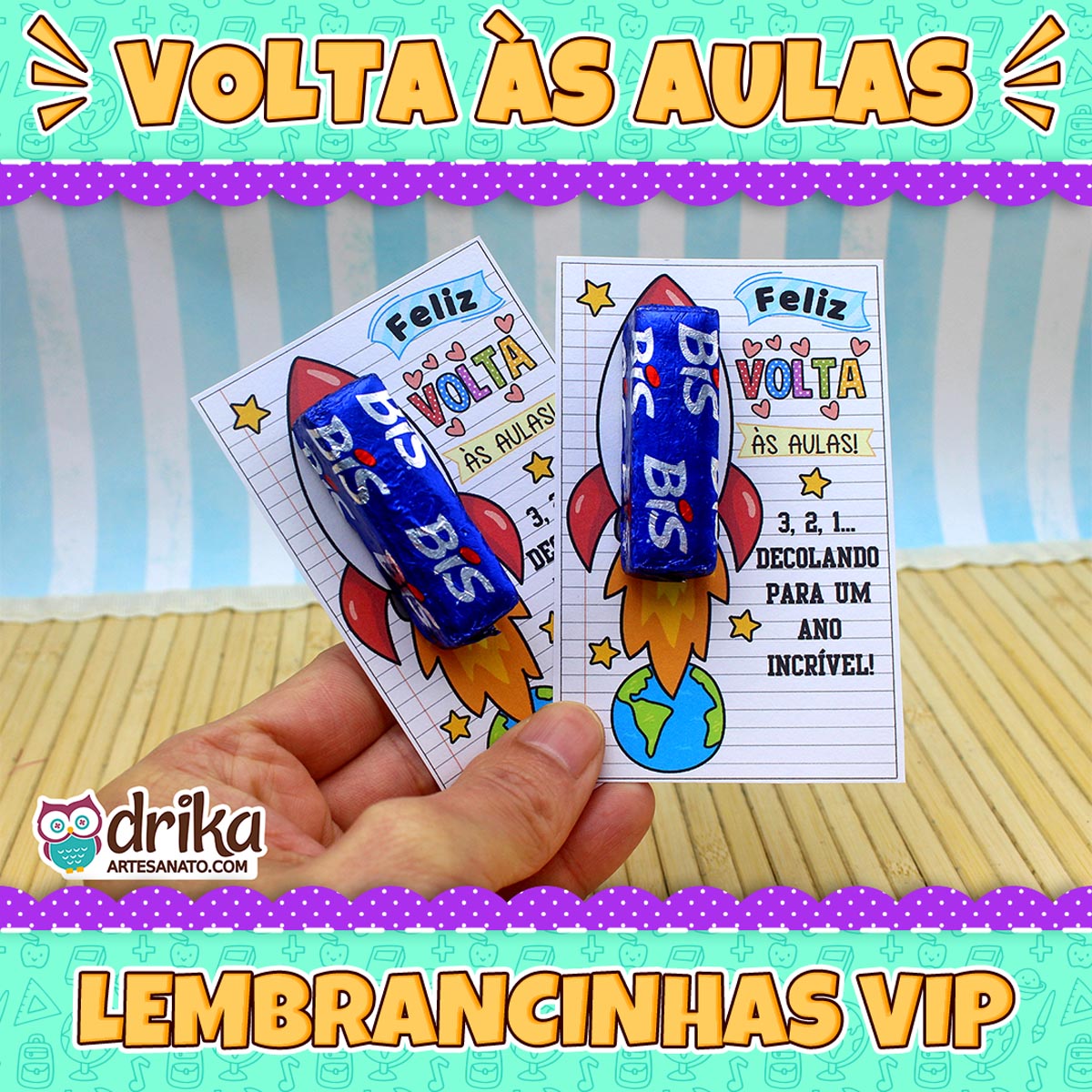 Mão segurando dois cartões porta-bis com foguete e chocolate Bis azul, com fundo decorado de tema escolar e texto "Lembrancinhas VIP"