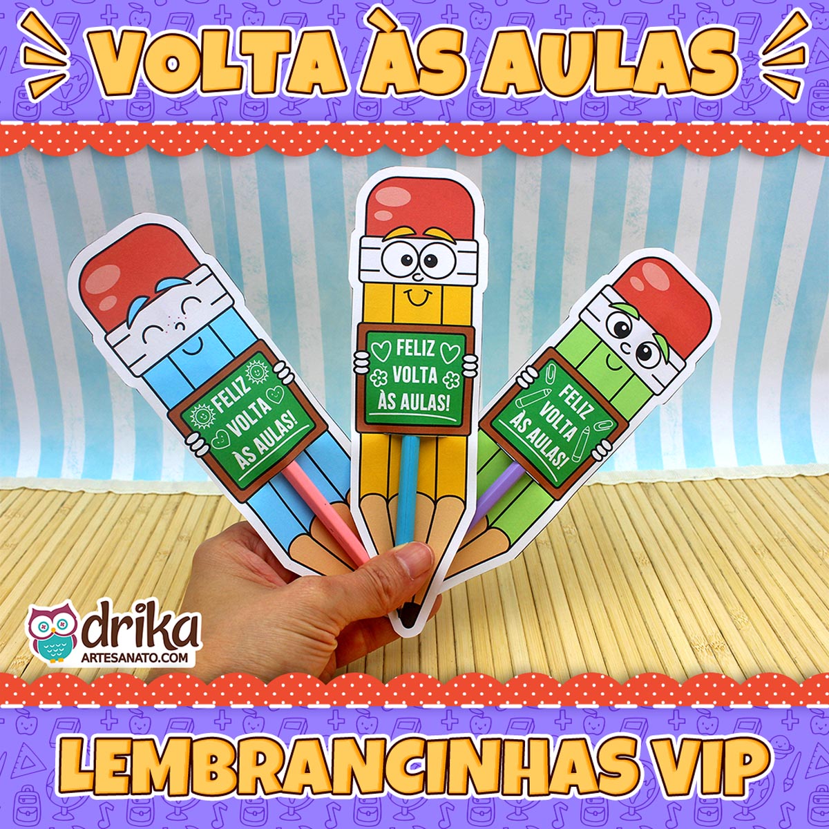 Três cartões porta-lápis gigantes de meninos (azul, amarelo, verde) com lápis, em destaque com "Volta às Aulas"