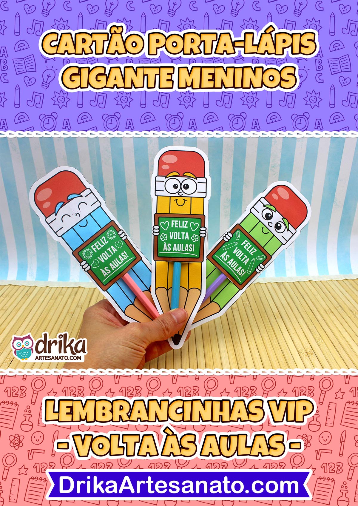 Mão exibindo três cartões porta-lápis gigantes de meninos, azul, amarelo e verde, com lousinhas "Feliz Volta às Aulas"