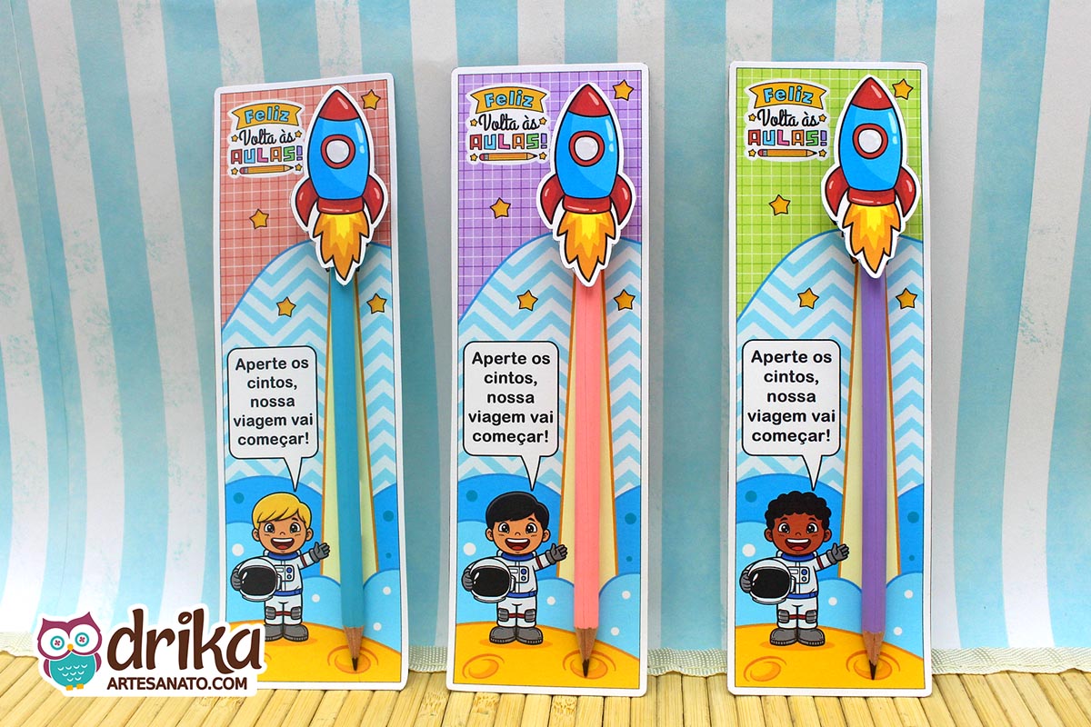 Três cartões porta-lápis de astronautas meninos, com lápis coloridos e foguetes 3D. Cada menino tem cabelo diferente.