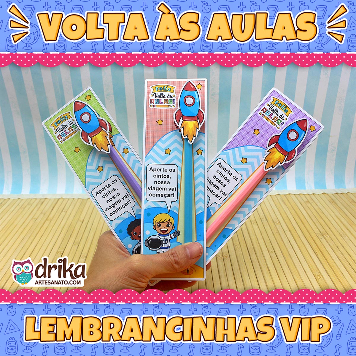 Mão segurando três cartões porta-lápis de astronautas meninos com foguetes 3D. Banners "VOLTA ÀS AULAS" e "LEMBRANCINHAS VIP"