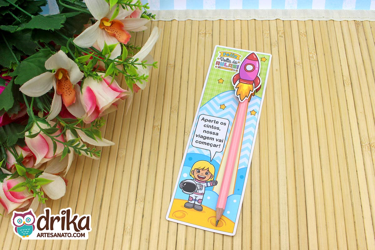 Cartão porta-lápis rosa com menina astronauta loira, lápis rosa claro e foguete rosa 3D. Fundo quadriculado