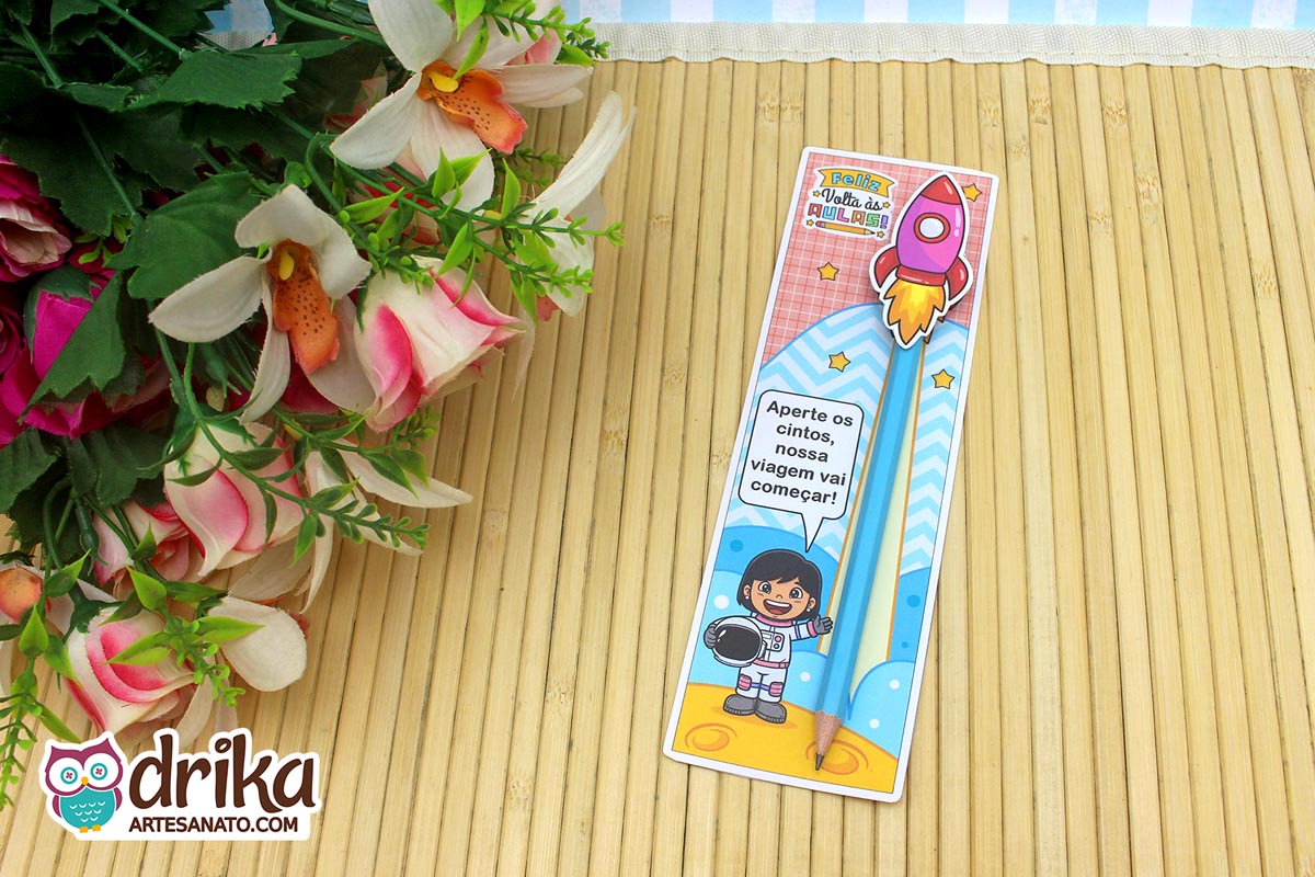 Cartão porta-lápis azul com menina astronauta de cabelo preto liso, lápis azul e foguete rosa 3D. Fundo quadriculado