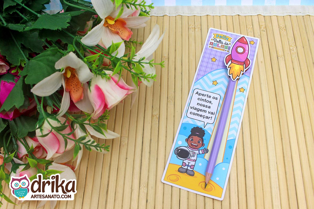 Cartão porta-lápis roxo com menina astronauta de cabelo crespo, lápis lilás e foguete rosa 3D. Fundo quadriculado