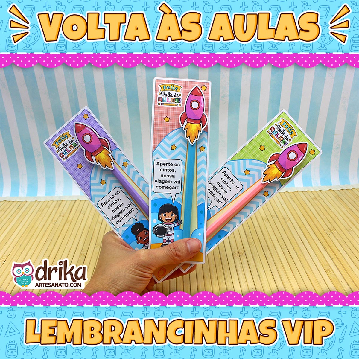 Mão segurando três cartões porta-lápis de astronautas meninas, com molduras "Volta às Aulas" e "Lembrancinhas VIP".