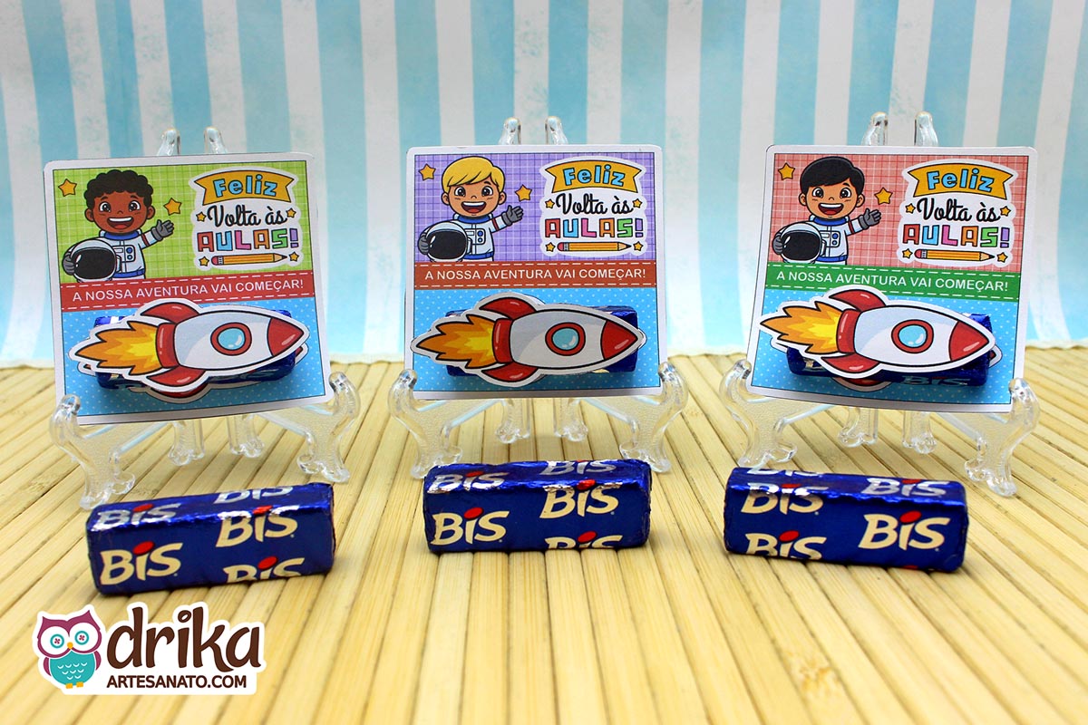 Três cartões porta-bis de astronautas meninos (cabelo preto, loiro, crespo) com foguetes 3D e bis