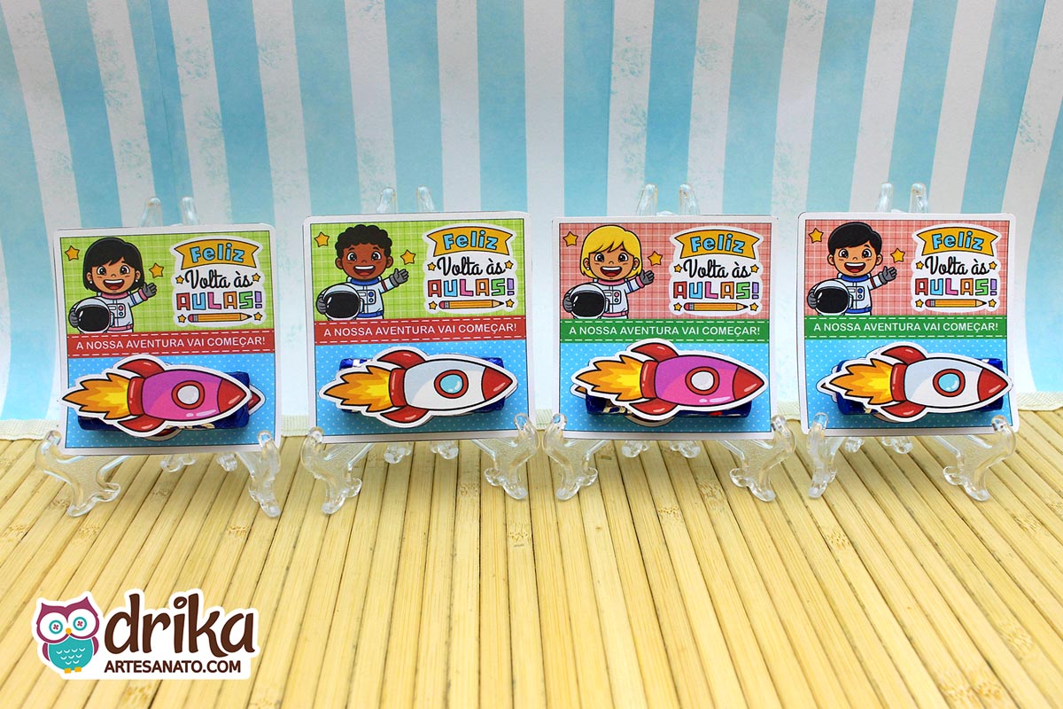 Quatro cartões porta-bis com meninas astronautas de cabelos diferentes, foguetes 3D e mensagens de "Feliz Volta às Aulas"