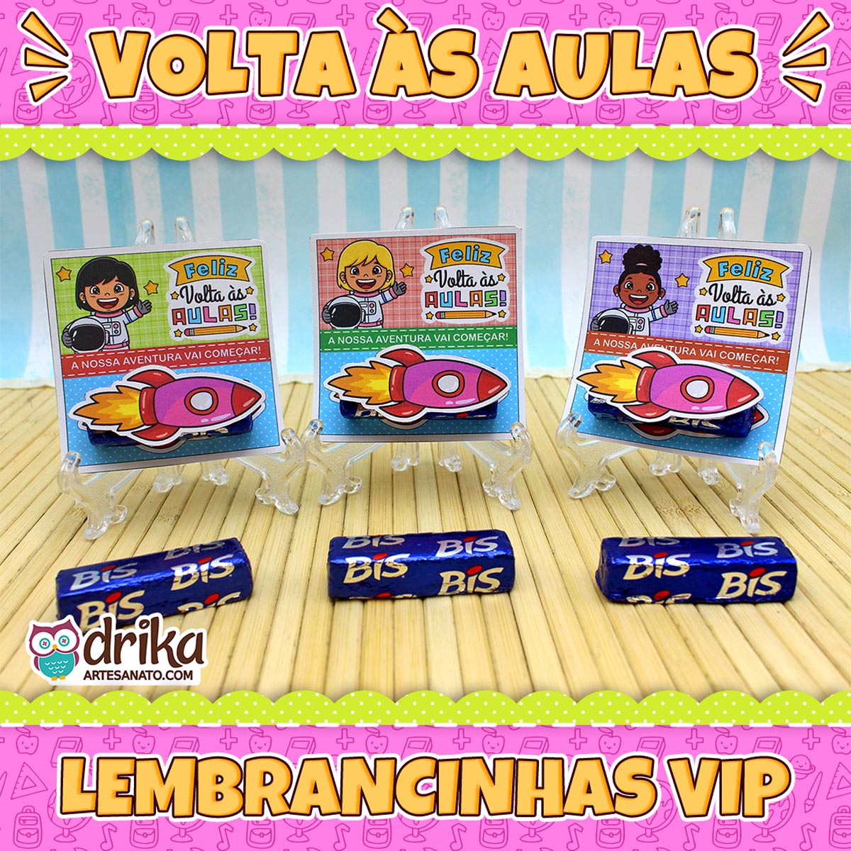 Três cartões porta-bis com meninas astronautas e foguetes 3D, ao lado de bis de chocolate, com "Volta às Aulas" e "Lembrancinhas VIP"