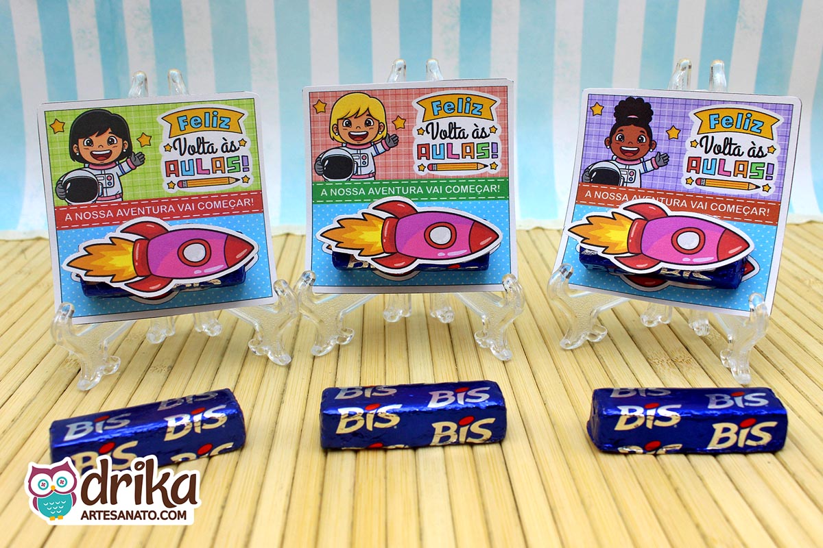 Três cartões porta-bis de astronautas meninas com foguetes 3D e bis de chocolate, exibidos lado a lado