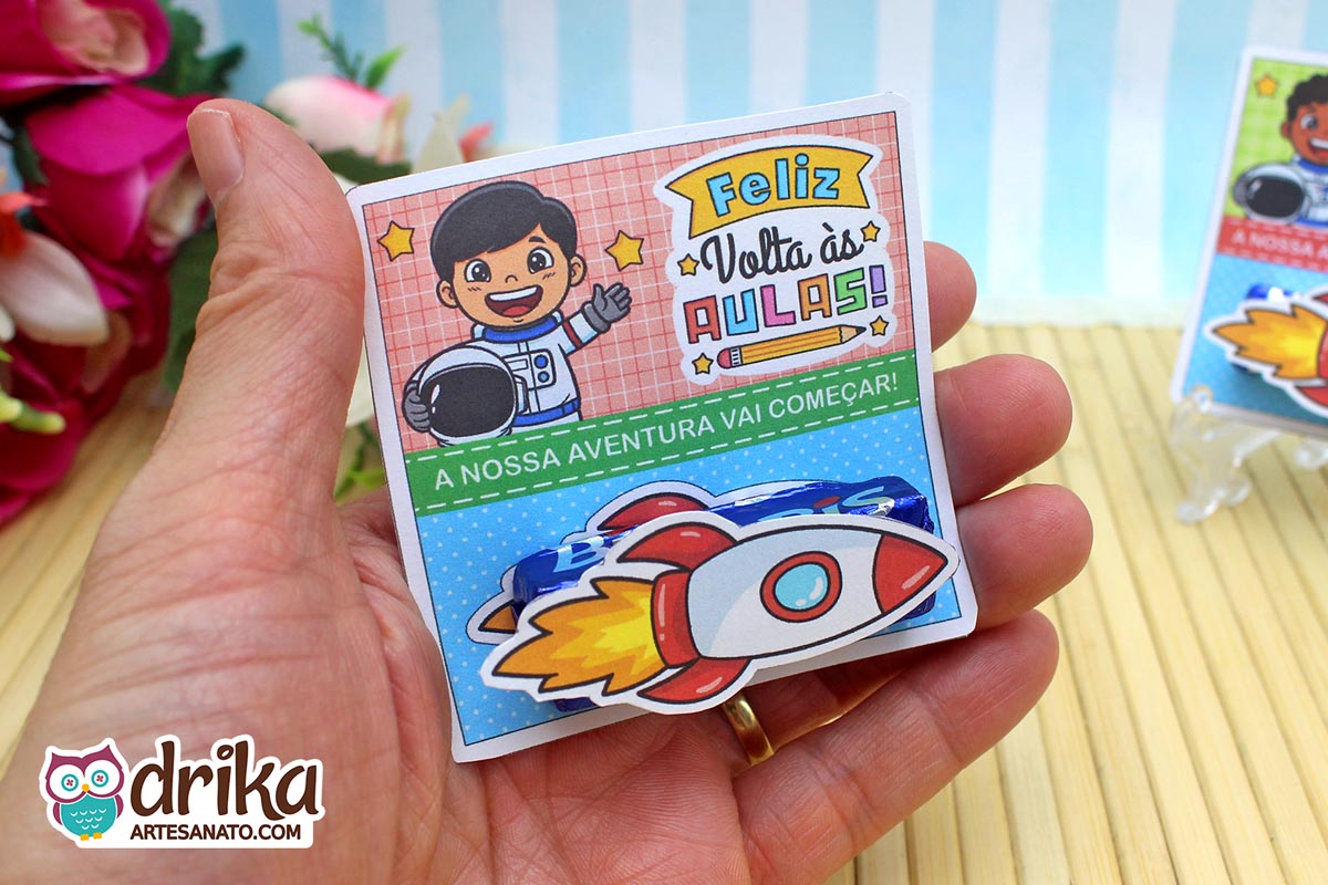 Cartão porta-bis de volta às aulas com menino astronauta de cabelo preto liso, foguete 3D colado em bis de chocolate