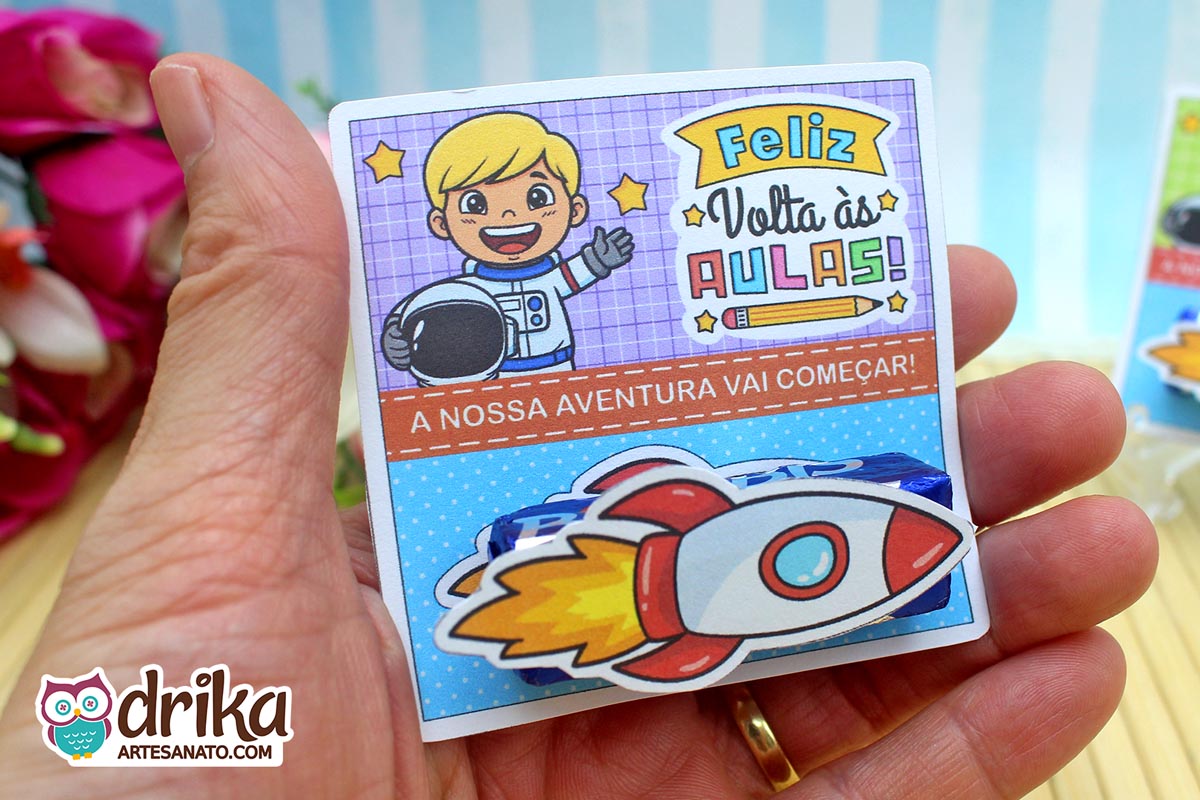 Cartão porta-bis de volta às aulas com menino astronauta loiro, foguete 3D colado em bis de chocolate