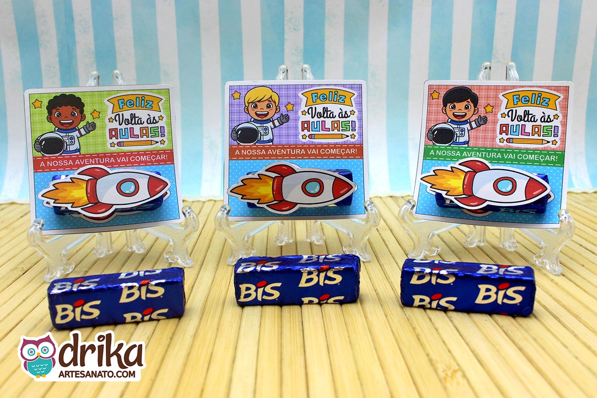 Três cartões porta-bis de astronautas meninos com foguetes 3D e bis de chocolate, exibidos lado a lado