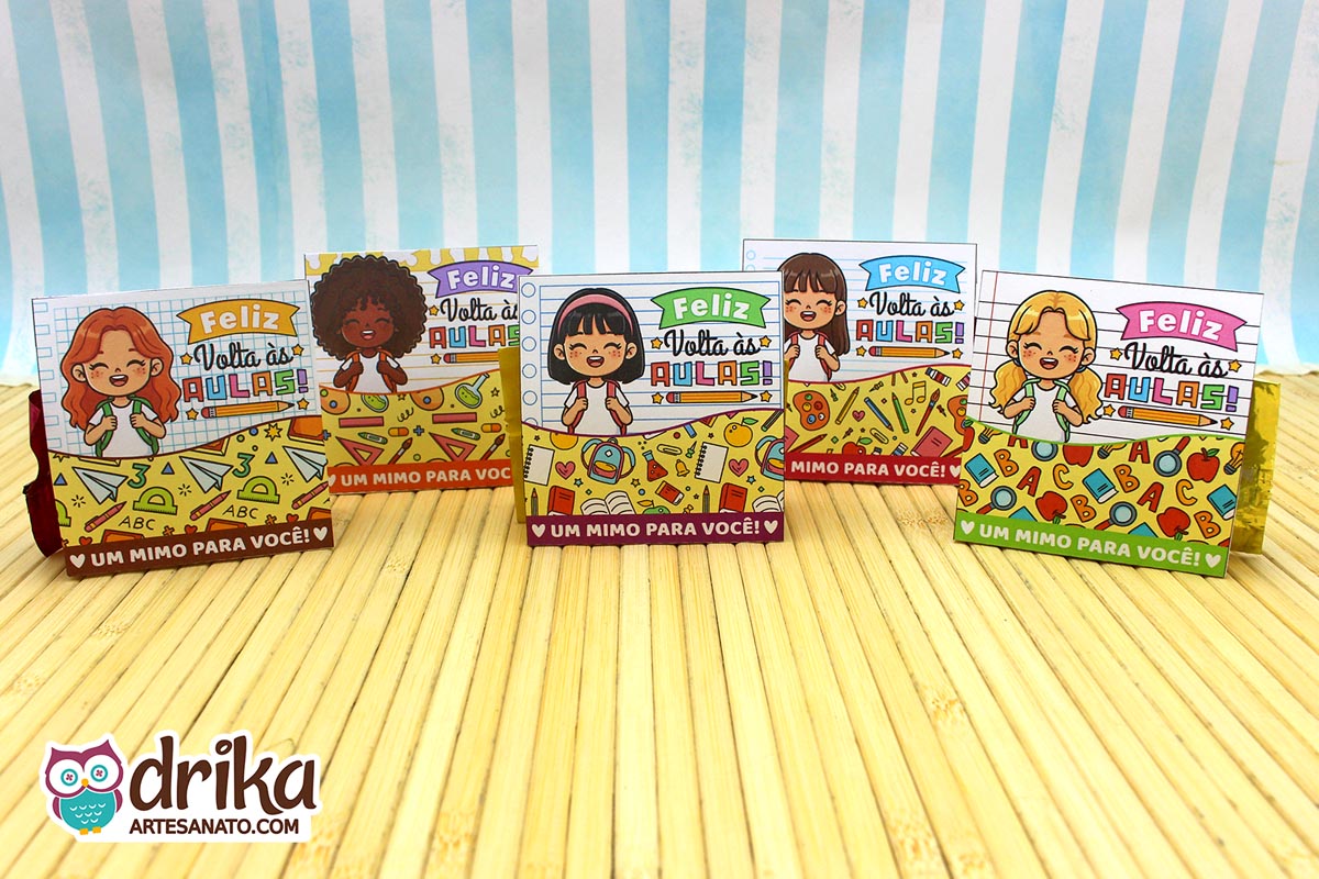 Cinco porta-bombons de papel "Meninas Cute" com personagens diversas e a frase "Feliz Volta às Aulas"