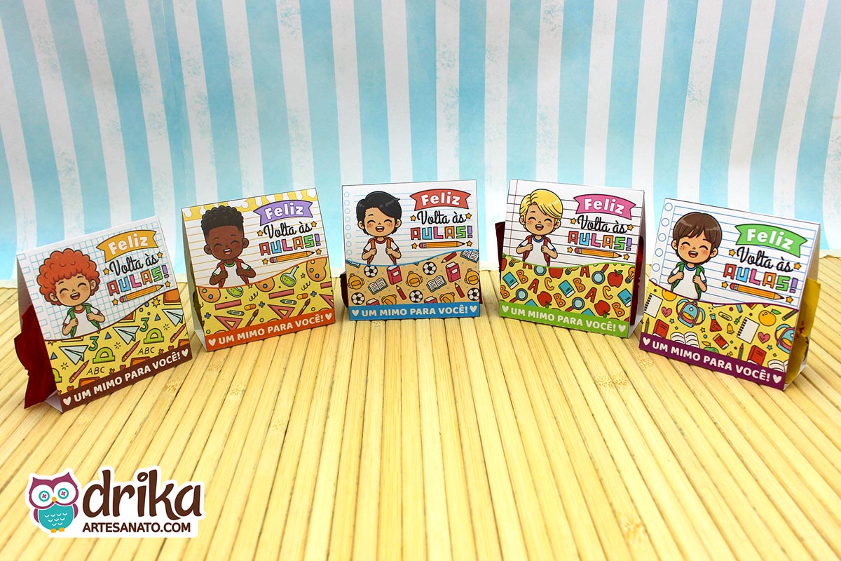 Cinco porta-bombons de papel "Meninos Cute" com personagens diversos e a frase "Feliz Volta às Aulas"