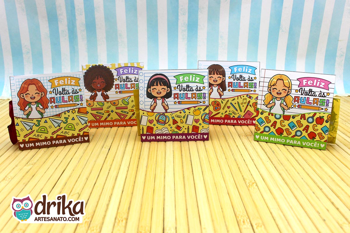 Cinco porta-bombons de papel "Meninas Cute" com diferentes personagens e frases "Feliz Volta às Aulas", alinhados